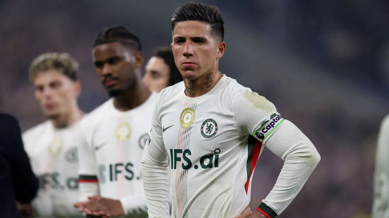 لاعبو تشيلسي يتمردون على إنزو فرنانديز بعد انفجارات غضبه وسط تراجع مستواه وتردده بشأن الانتقال إلى ريال مدريد.